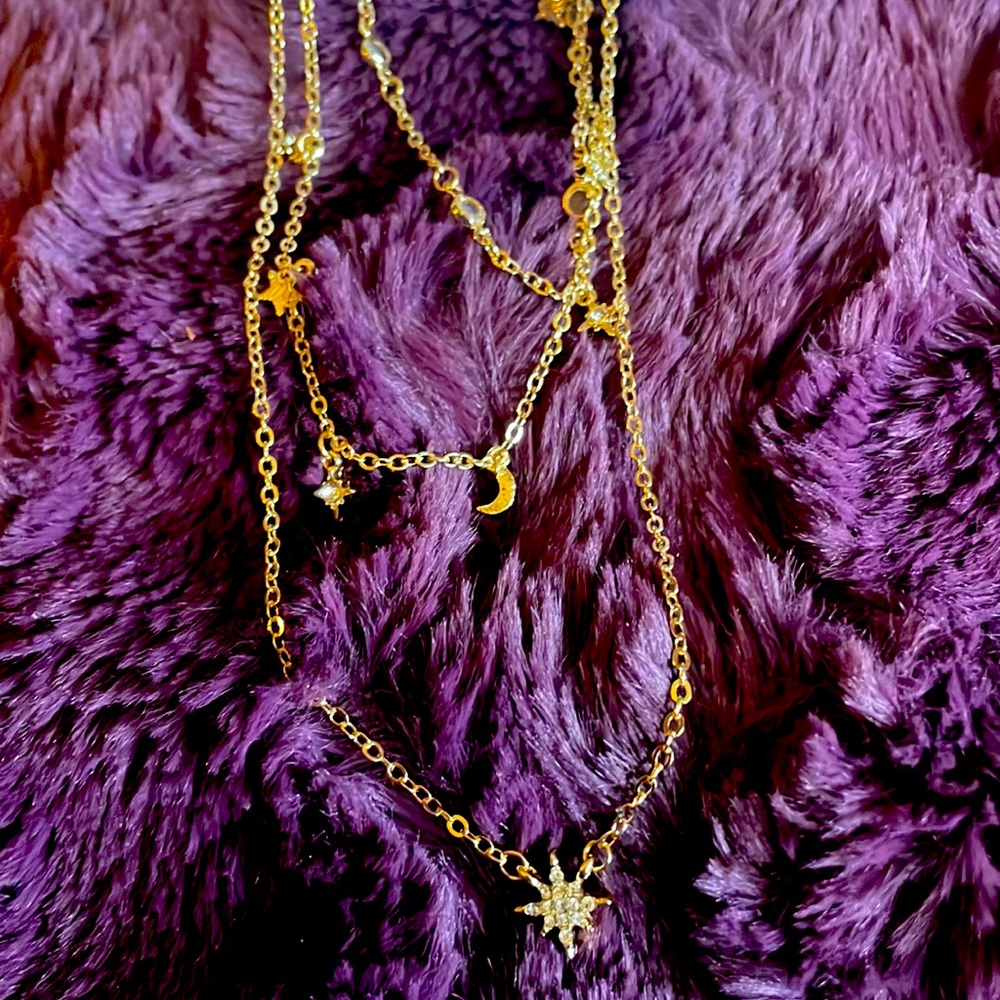 🌟🎉New Still in  Packaging a Beautiful 3 necklaces in One ☝️ 🌟🌞🎉